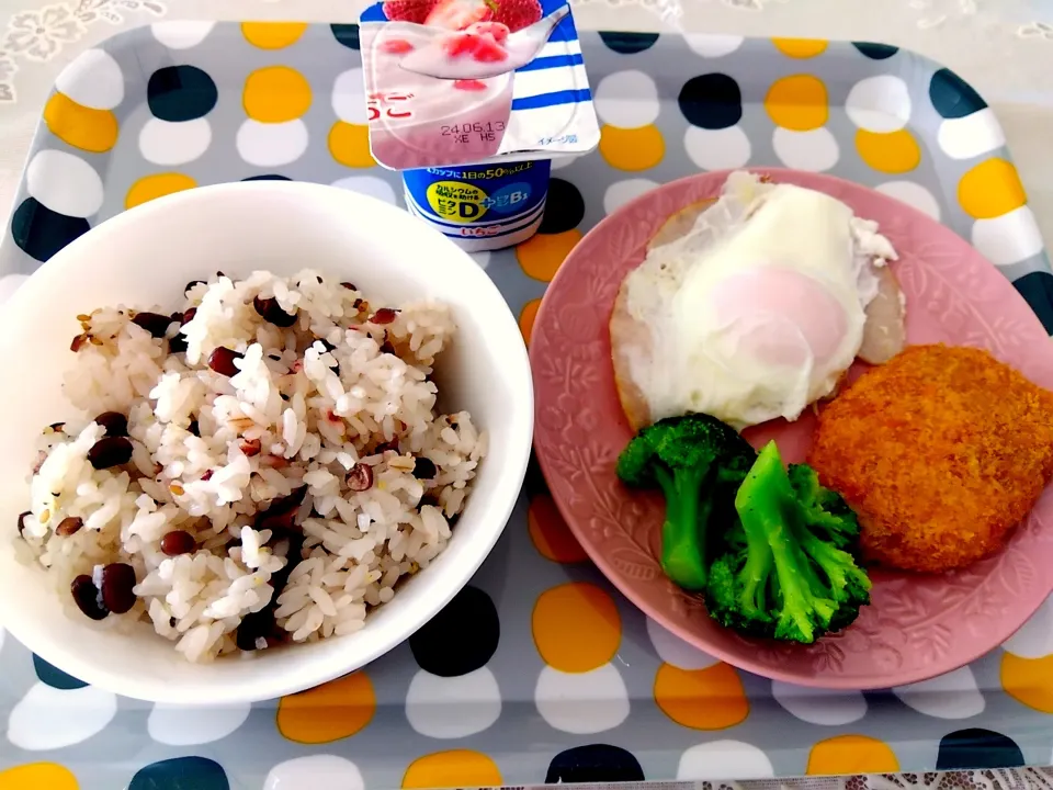 朝ご飯(蒸し小豆ごはん、ハムエッグ、冷凍ブロッコリー、生協コロッケはレンチン)|m.rafuさん