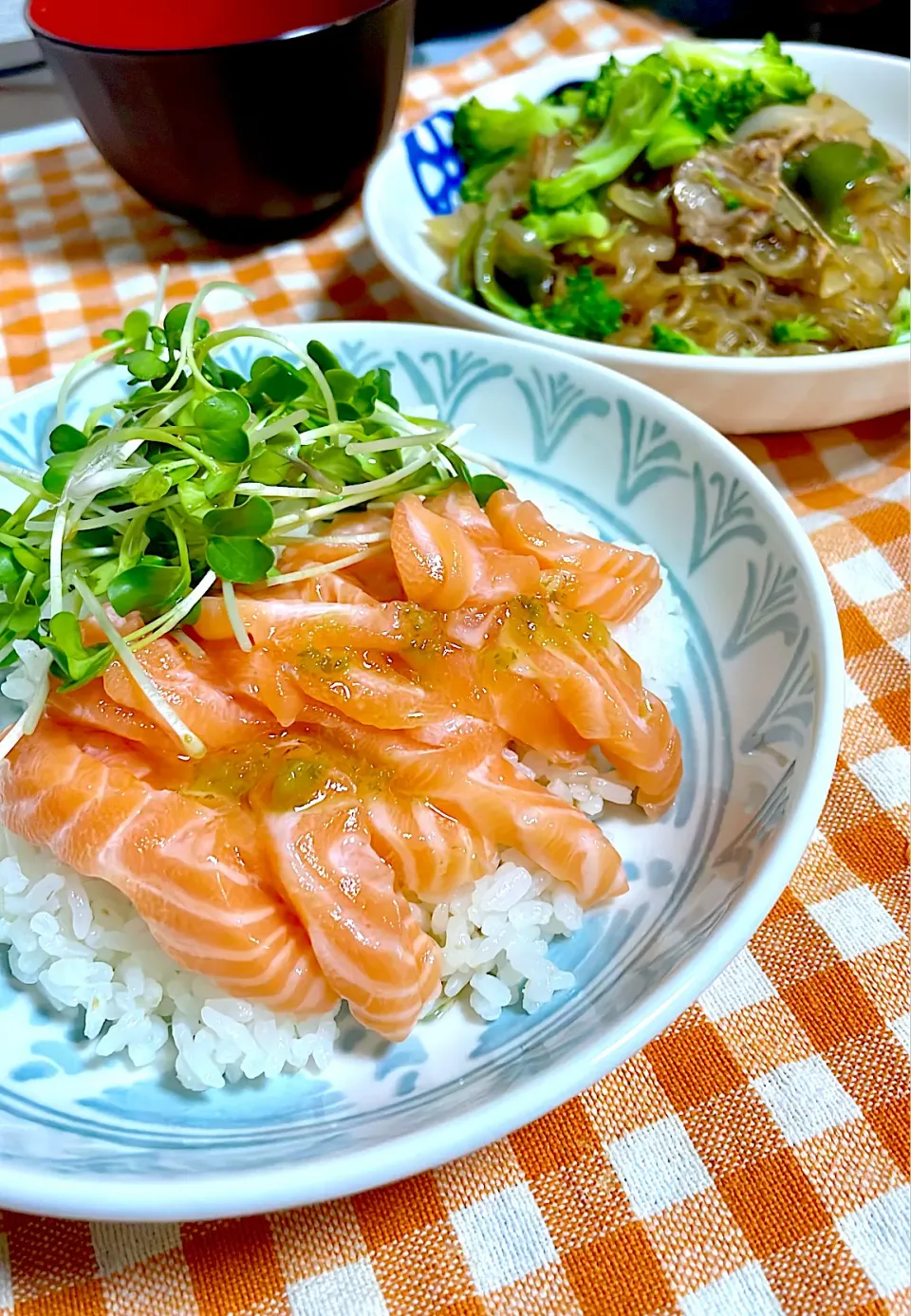 アトランテックサーモン丼とチャプチェ|hiroyoさん