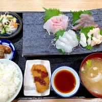 市場のお刺身定食😋|Akikoさん