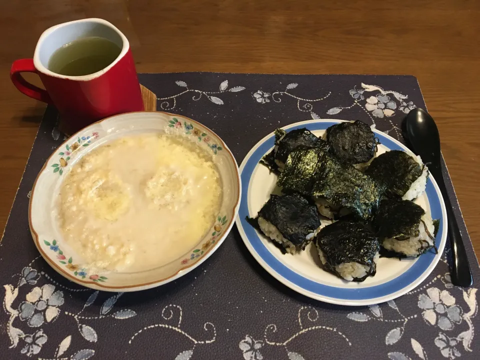 オートミール中華粥、おにぎり、熱い日本茶(朝ご飯)|enarinさん