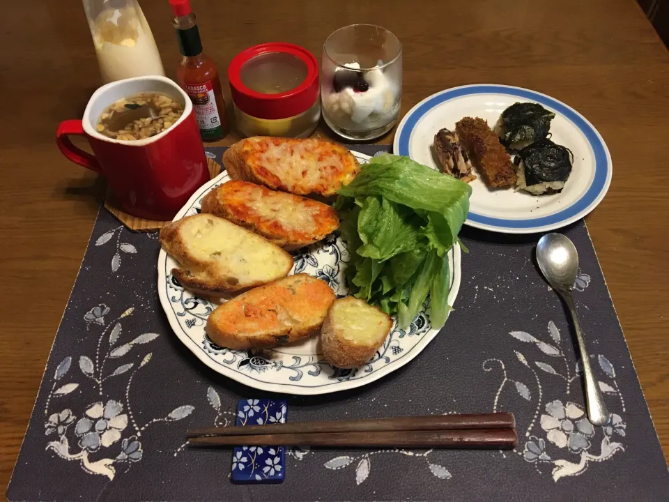 Snapdishの料理写真:石窯パリジャンのチーズトースト＆ガーリックトースト＆辛子明太子トースト＆トースト、レタス、おにぎり、メンチカツ、ぶり照り、沢庵、ワカメ＆揚げ玉ねぎ＆揚げニンニク入りタマネギスープ、バナナ＆カシスジャムのヨーグルト和え(昼飯)|enarinさん