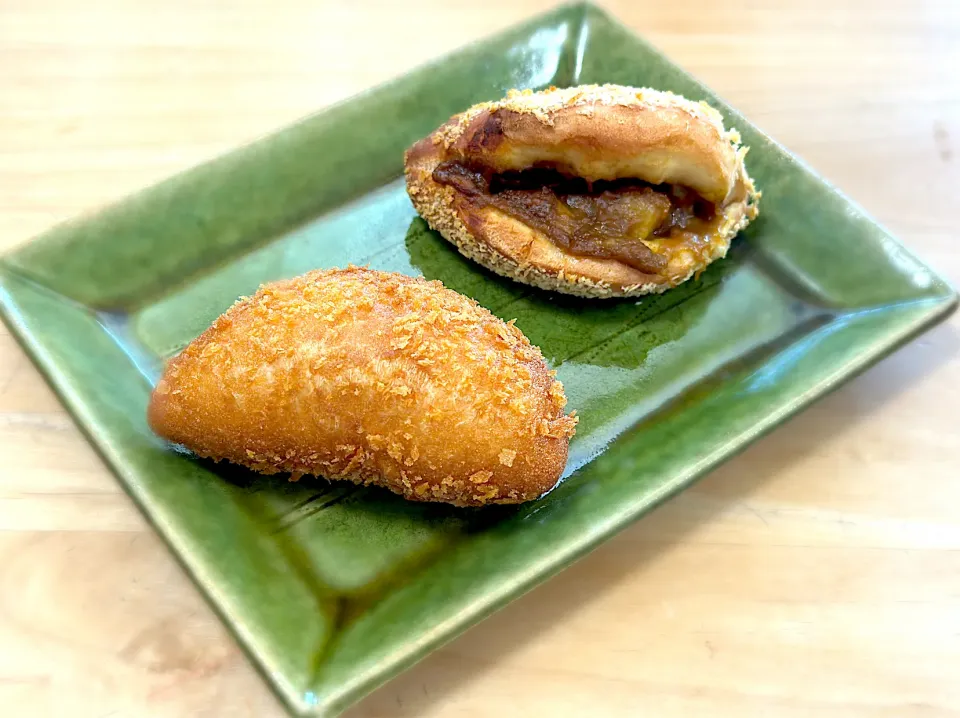 揚げカレーパンと焼きカレーパン|dezさん