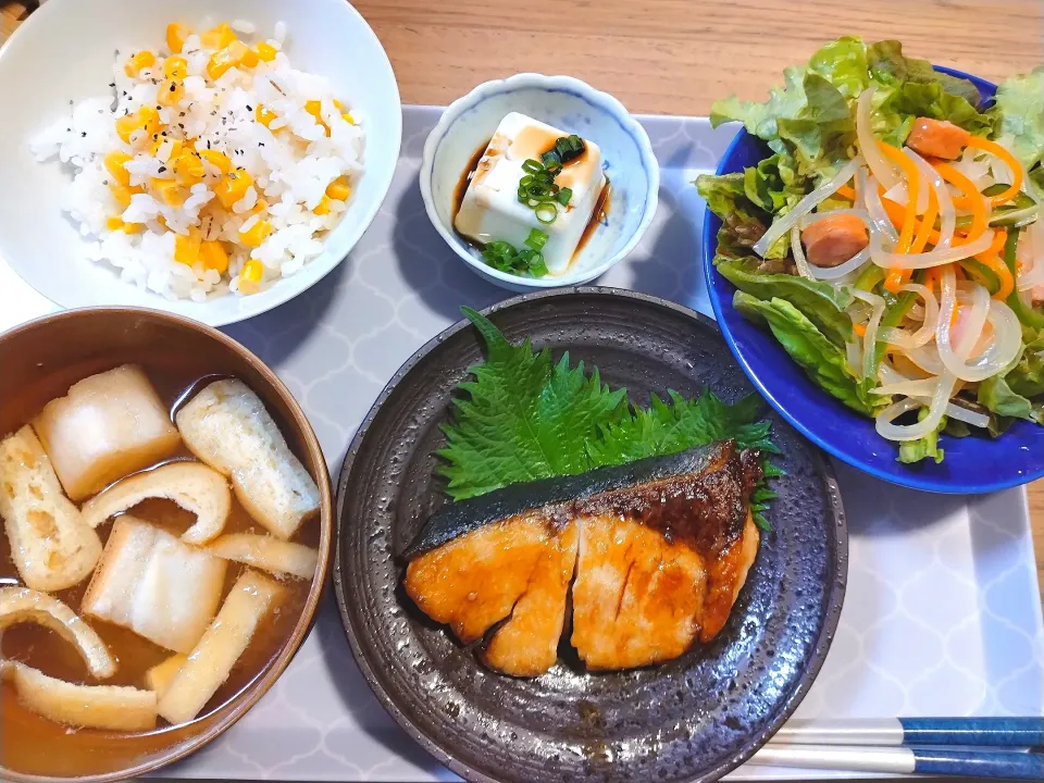 ぶりの照り焼き
マロニーサラダ
冷奴
コーンごはん
味噌汁|さゆさん