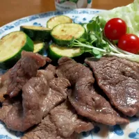 Snapdishの料理写真:牛肉とズッキーニの炒め物|momoさん