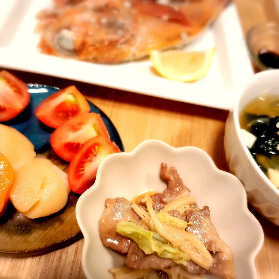 きんめ鯛焼き／帆立のお刺身with塩トマト／黒豚とキャベツの粒味噌炒め／具沢山お味噌汁／特盛ご飯🍚／ダンディくん一時帰国お初の家ご飯　笑|チョコさん