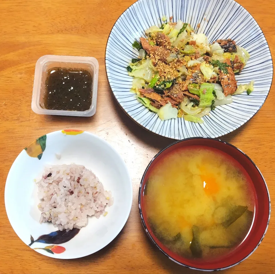 2024 0514　蒸しキャベツとさんまの蒲焼缶和え　もずく　かぼちゃとわかめのお味噌汁|いもこ。さん