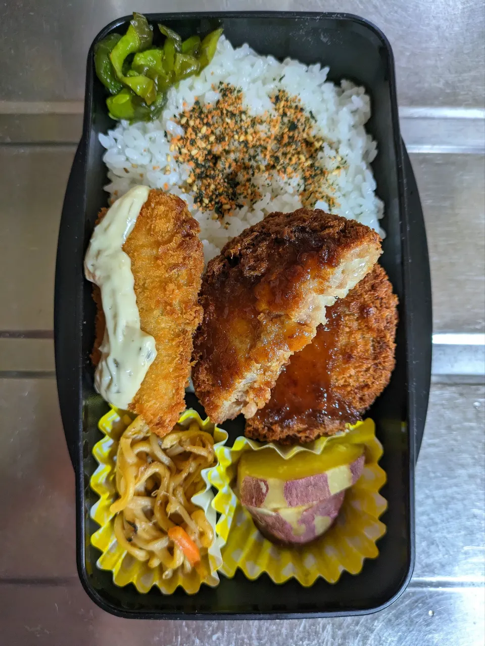 Snapdishの料理写真:旦那弁当　2024/5/19

メンチカツ
白身魚のフライ
焼きそば
さつまいもの甘煮|ユキヨメ♪さん