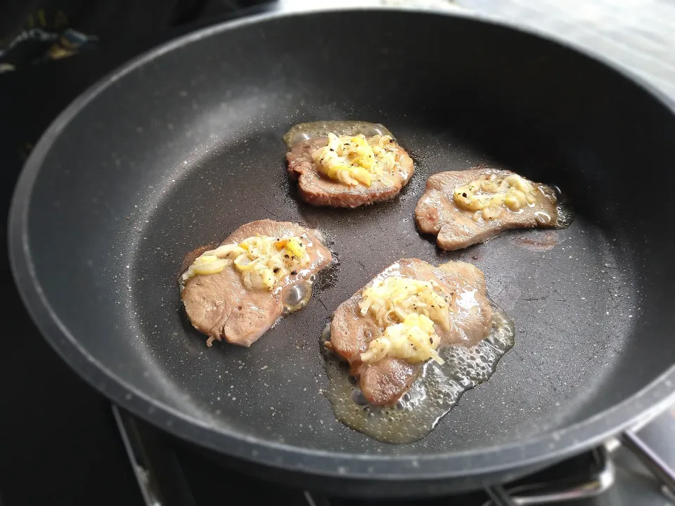 手作り焼肉のタレでねぎ塩レモン牛タン|古尾谷りかこさん