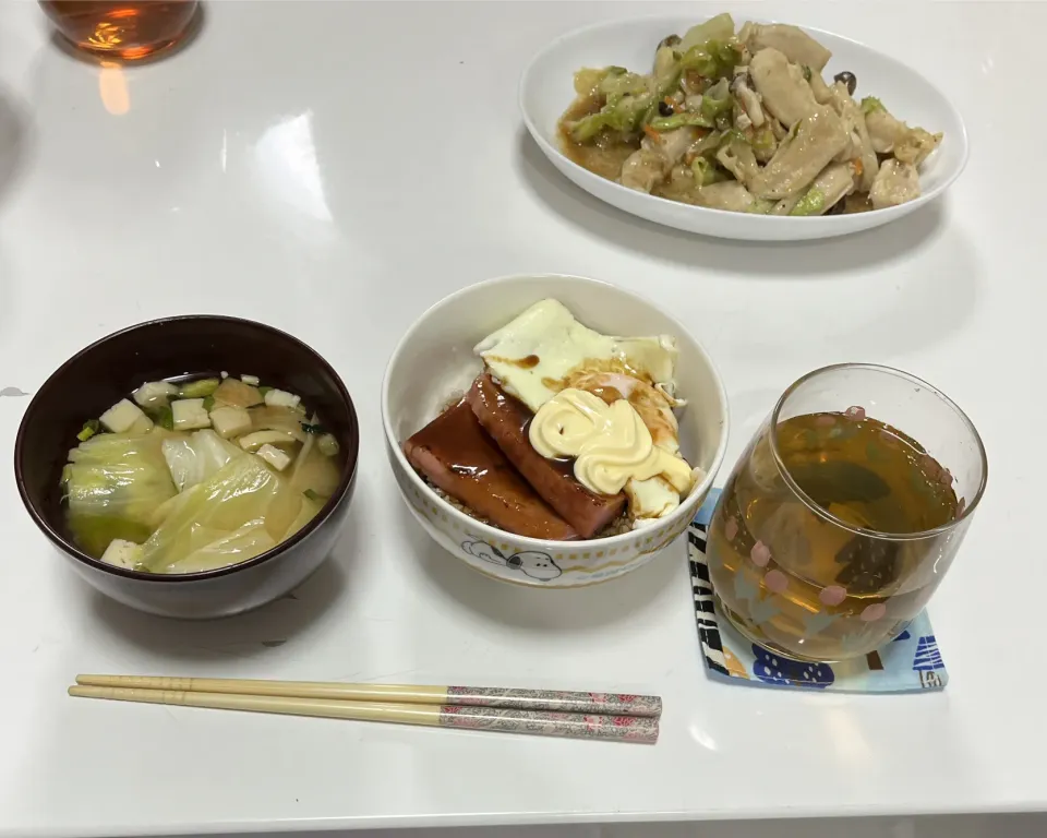 Snapdishの料理写真:晩御飯☆ベーコンエッグ丼☆やげん軟骨の野菜炒め☆みそ汁（キャベツ・わかめミックス）|Saharaさん