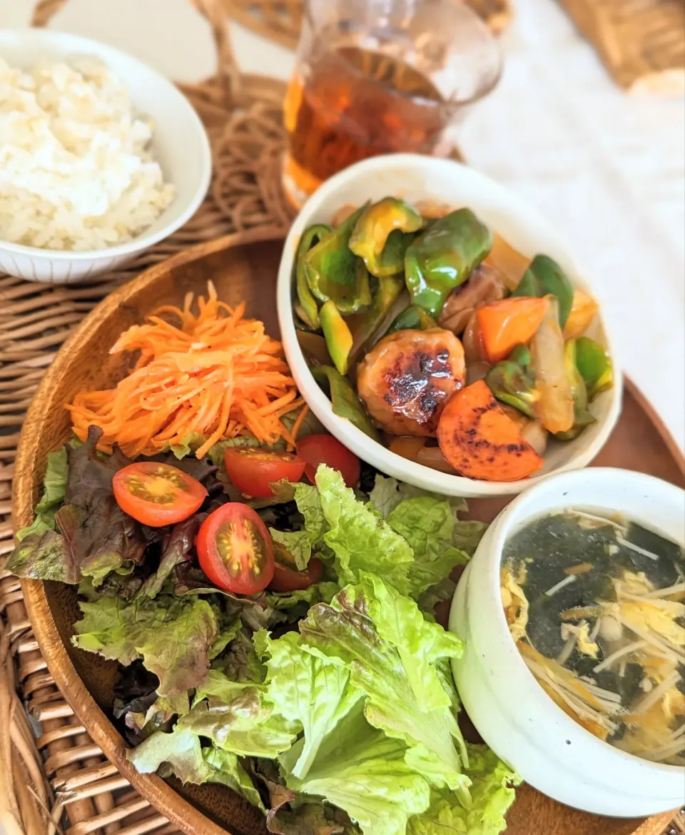 今日のお昼ごはん☺️
揚げない酢豚　
ワカメとエノキ、卵の中華スープ
キャロットラペと野菜サラダ|としちゃんさん