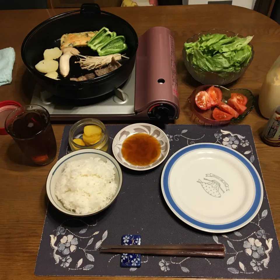 Snapdishの料理写真:ご飯、南部鉄器の鉄鍋焼き(米国産とうきび育ち牛お手軽バラカルビ、ジャガイモ、エリンギ、えのき茸、ピーマン)、トマト、レタス、沢庵、烏龍茶(夕飯)|enarinさん