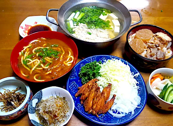 Snapdishの料理写真:ある日の晩御飯 カレーうどん 湯豆腐 チキンヒーロー すり大根にちりめんじゃこたっぷり 昆布とかえりちりめんの佃煮 前日の残り物牛スジ大根|🐈⸒⸒⸒⸒つるのダンス🐈🐾さん