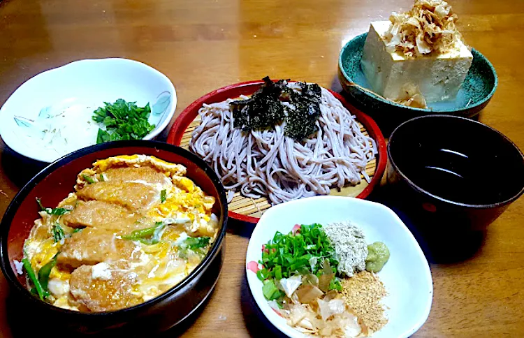 お家で ざる蕎麦カツ丼定食風に 箸休めは冷奴とオニオンスライス|🐈⸒⸒⸒⸒つるのダンス🐈🐾さん