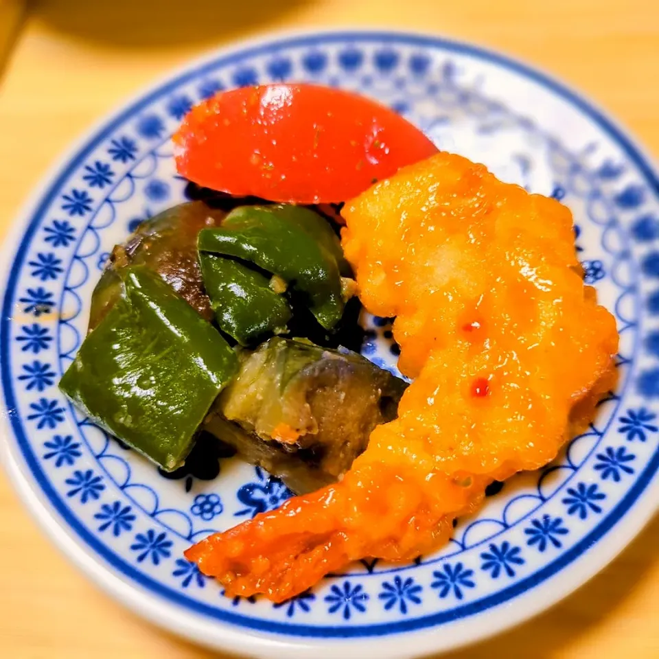 揚げないエビチリ＆ナスとピーマンの味噌炒め

エビの香ばしくプリプリの食感…
甘辛いチリソース✨

中華は油っぽくてダイエット中や健康志向の高い方にはNGというイメージですが、実はエビは低脂肪・高タンパクの優秀な食材☺

低糖質ダイエット中の方向けにご飯がなくても満足できるよう、存在感のあるブラックタイガーをデデーンと１匹使用🦐

卵白を揉み込んで下処理し、中火でよく焼きつけて香ばしさをアップした【揚げないエビチリ】💫

フルーティーなトマトが香る自家製チリソースを絡めた後口も爽やかな一品です☺|森のごはん屋さんさん