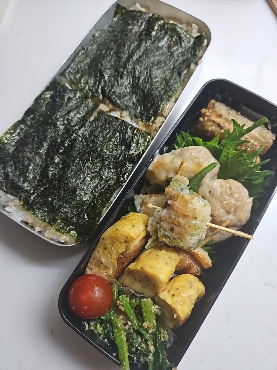 ☆高１弁当☆雑穀米海苔オカカごはん、牛蒡甘辛、チーズハンバーグ、竹輪磯揚げ、小エビ卵焼き、ほうれん草ごま和え、ミニトマト|ｼｮｺﾗさん