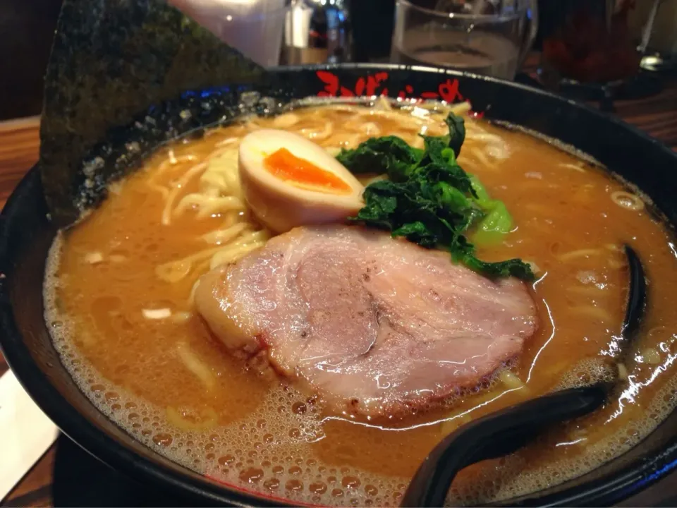 Snapdishの料理写真:横須賀の久里浜の商店街のまるげんラーメンで醤油豚骨ラーメン　油多め　味濃め　硬め　やっぱり　ここは久里浜で一番美味しい😋|Mikoshiba Kazutoshiさん