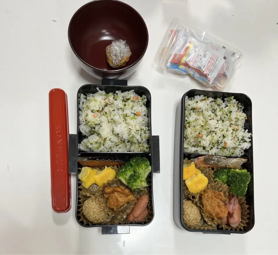 パパ弁と中2男子弁当☆鮭ひろしご飯☆鮭☆ブロッコリー☆蒸したまご（ネコ・星）☆ごま団子☆葉っぱウインナー（飾り切り）☆かまぼこ（きんぴら）☆みそ玉（パパ弁）☆シャーベット（にぃに）|Saharaさん