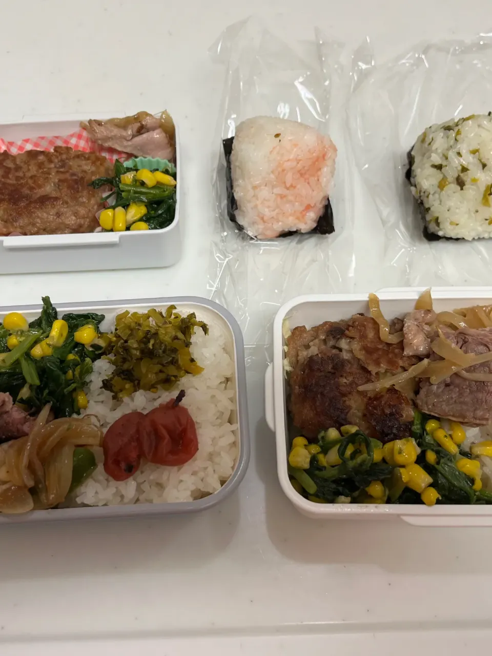 チーズインハンバーグとコーンほうれん草のバター炒め弁当|もとくんさん