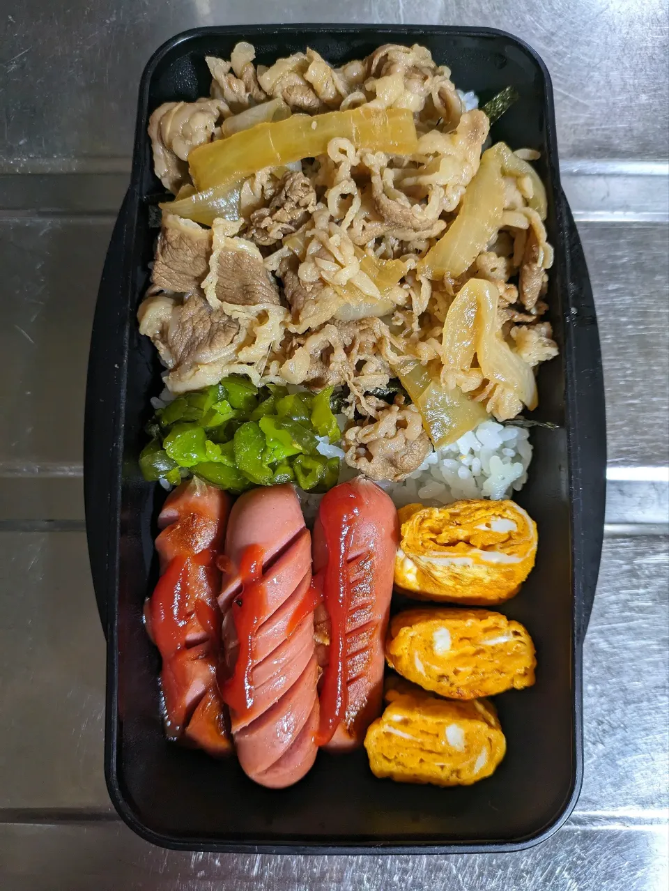 Snapdishの料理写真:旦那弁当　2024/5/20

牛丼
ウインナー
玉子焼き|ユキヨメ♪さん