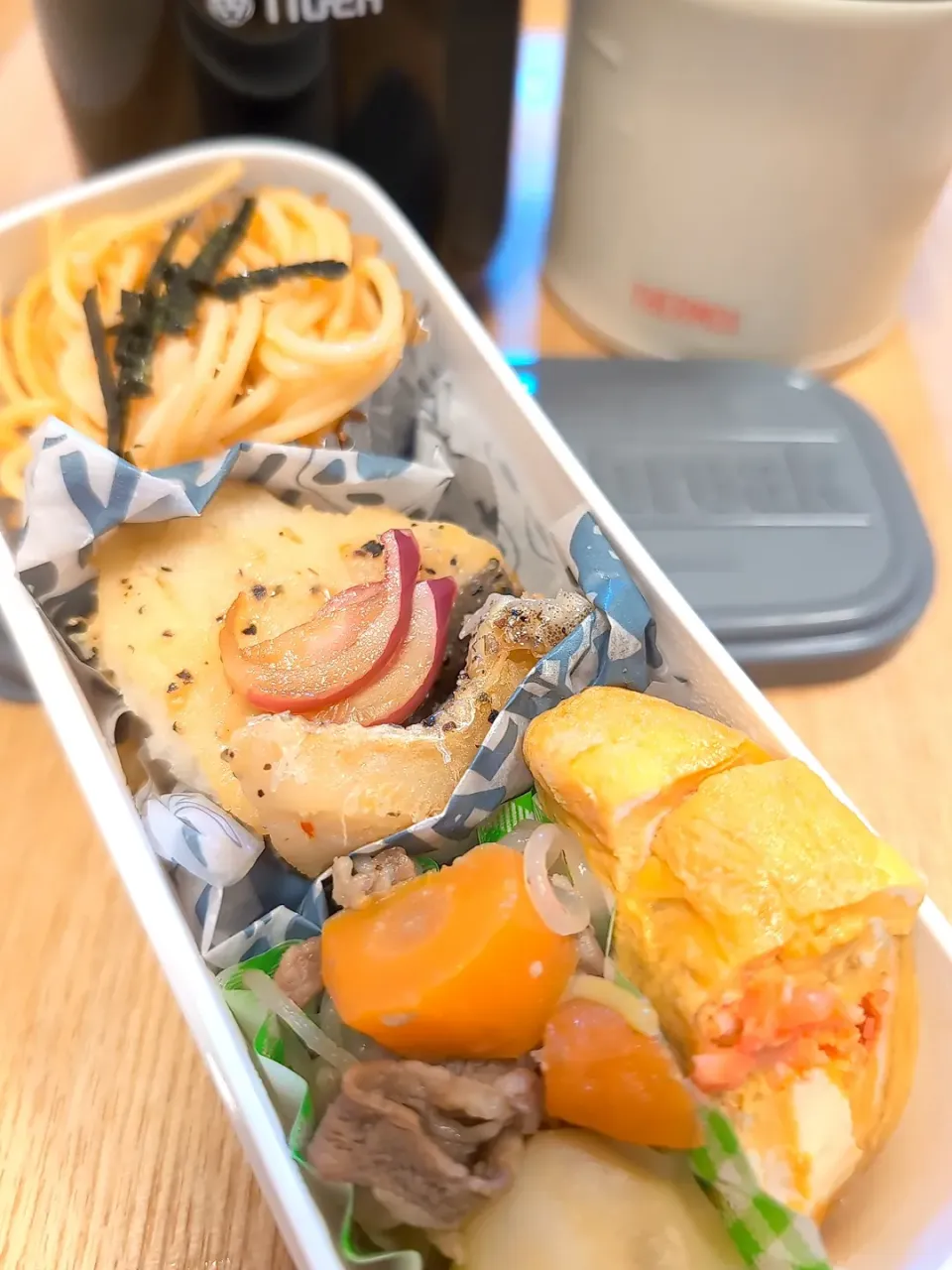 息子弁当／白身魚のバジルソテー下ごしらえは塩糀パウダーで冷めてもしっとり꒰⁠⑅⁠ᵕ⁠༚⁠ᵕ⁠꒱⁠˖⁠♡／紅生姜＆チーズin卵焼き／肉じゃが／明太バターパスタ／赤玉ねぎの黒酢漬け／白ご飯／具沢山味噌汁|チョコさん