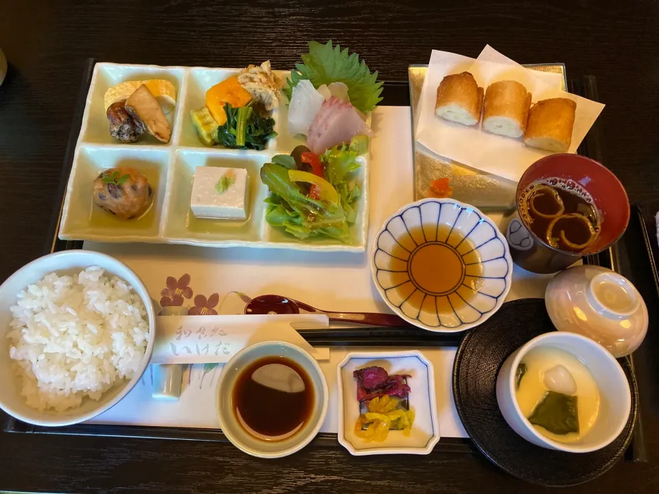 Snapdishの料理写真:久しぶりの母とのお出かけランチ〜私が食べた華御膳🌸|さくたえさん