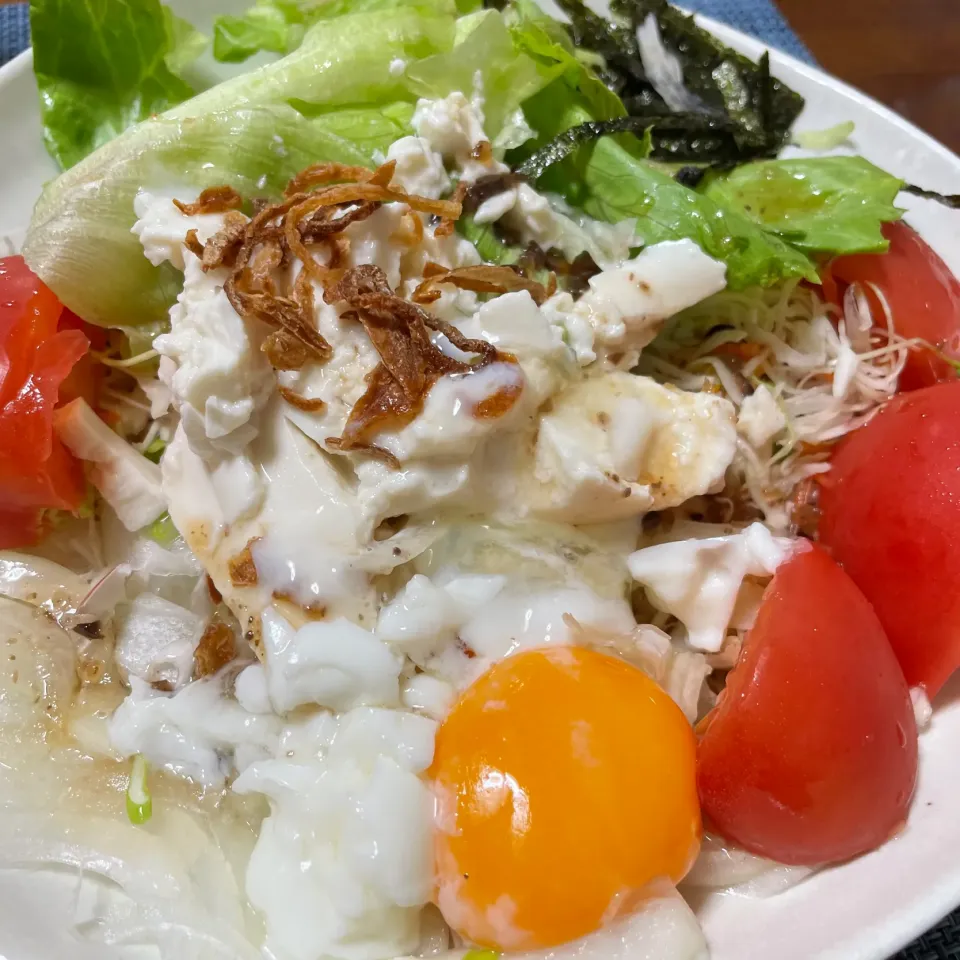 Snapdishの料理写真:豆腐サラダ温玉トッピング|kazzz3さん