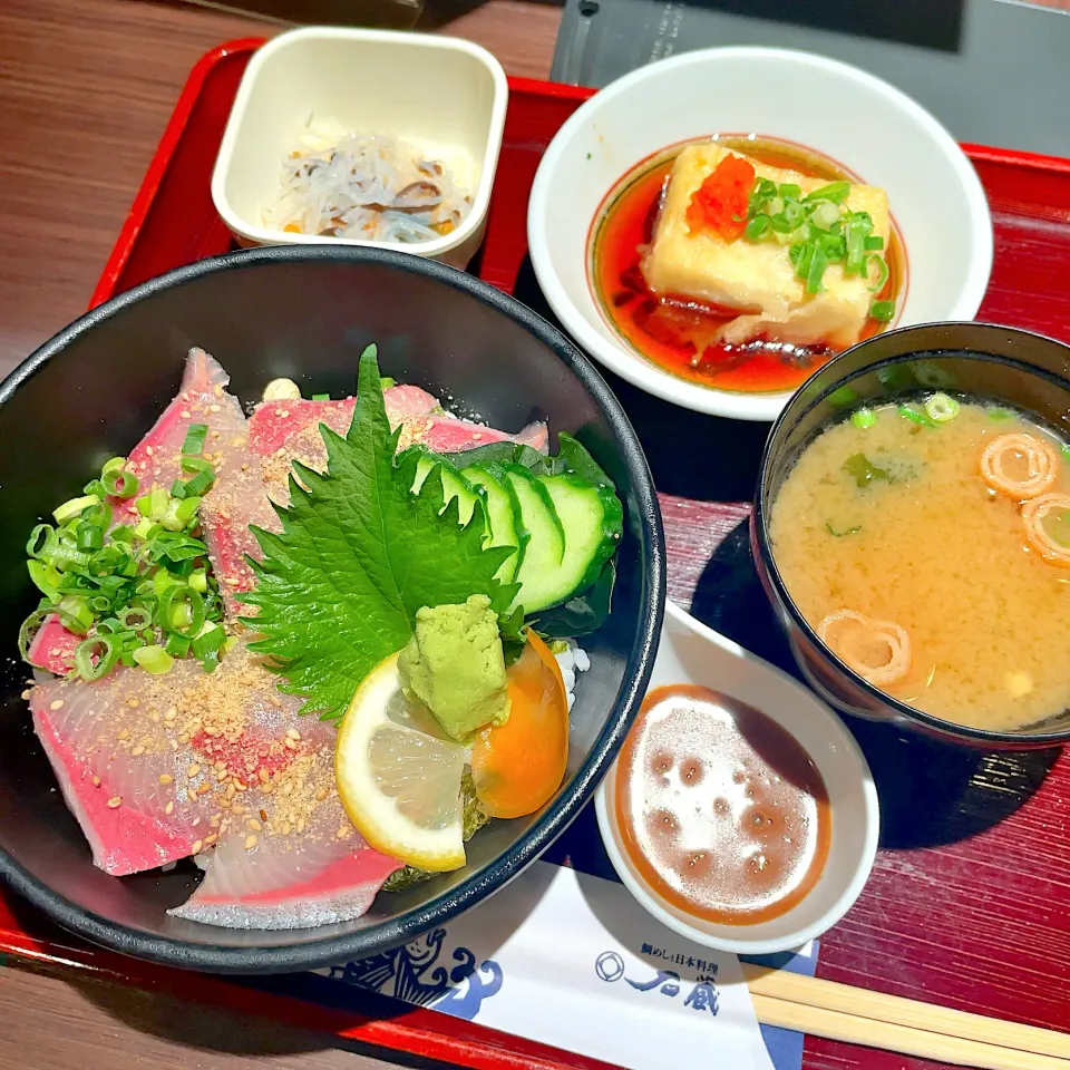 Snapdishの料理写真:ごまカンパチ丼|T. Wonderさん