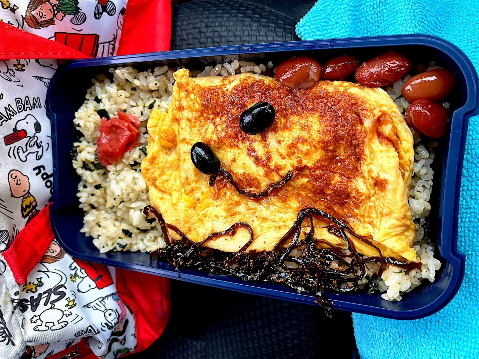 Snapdishの料理写真:#昼飯　豆と昆布の顔チーズオムレツと梅と茶豆5個乗せロウカット玄米ワカメ胡麻油風味混ぜご飯弁当|ms903さん