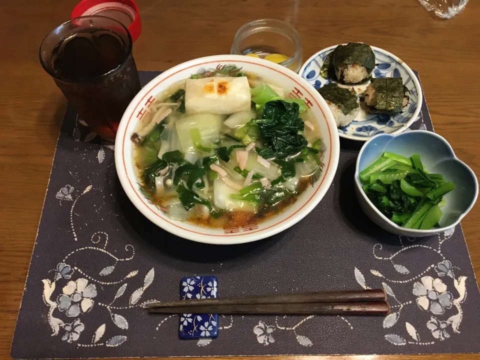 餡掛け醤油ラーメン、おにぎり、小松菜のお浸し、沢庵(昼飯)|enarinさん