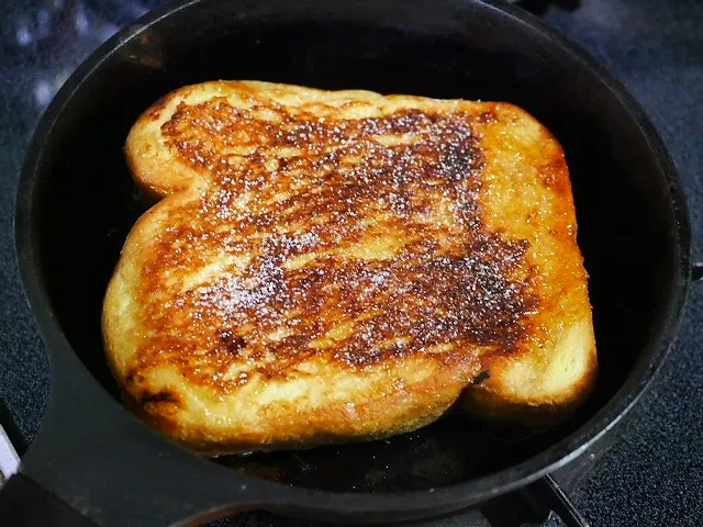 フレンチトースト🎊✨🎉

寝る前に卵液に漬け込んどいたら
朝にはパンが液を全部吸ってました👍💕
じっくり時間をかけて焼いたので
中までしっかりアツアツ、トロトロ☺️
砂糖も振って焼いたので、めちゃカラメル✨|深夜特急fさん