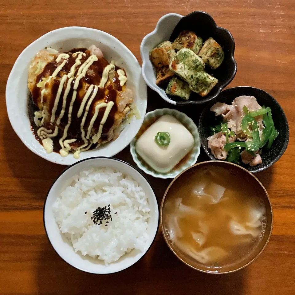 主食　白ご飯
主菜　春巻きの皮でお好み焼き🅿️
副菜　はんぺんの磯辺焼き🅿️
副菜　残り物
汁物　ワンタン
小鉢　豆腐,醤油,ネギ|...さん