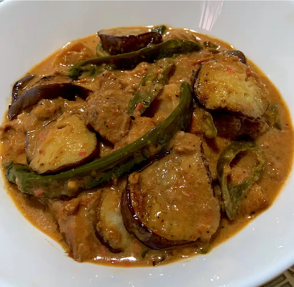 Pork cook in shrimp paste and coconut milk with eggplant|Ahnneさん