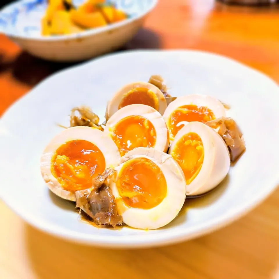 有精卵のとろとろ味つけ卵

削り鰹を贅沢に使った【マジメな味つけ卵】🥚

ほんのりとした甘み、半熟のゼリー状の黄身がとろ〜んとお口のなかでとろける至福のひとときといったら…☺

卵は「完全栄養食」と言われる通り、タンパク質・ビタミン・ミネラルなどの栄養素がバランス良く含まれている美容と健康の心強い味方✨

「お肉やお魚じゃちょっと重いな…」というときや、ラーメンのトッピングにと常備しておくと便利です🌳|森のごはん屋さんさん