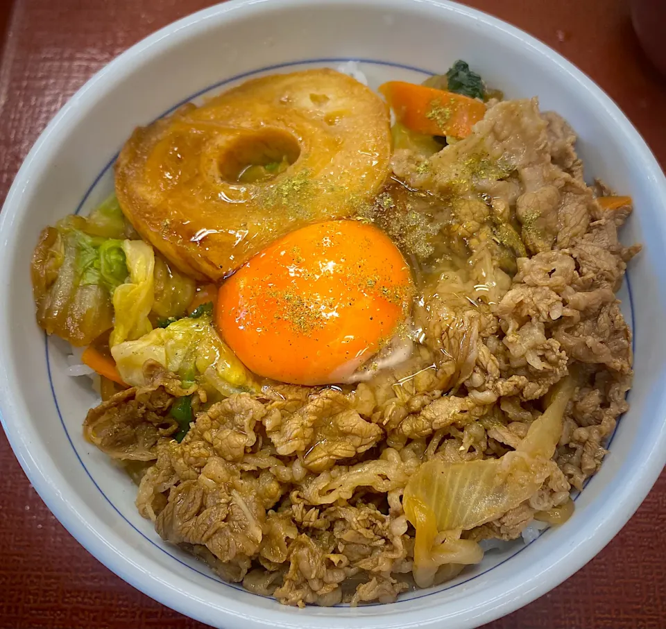 牛すき焼き丼＋こだわり卵 620円|すくらんぶるえっぐさん