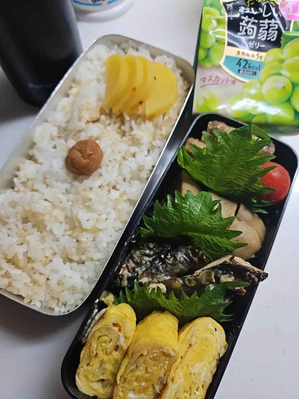 Snapdishの料理写真:☆高１弁当☆玄米入りごはん、沢庵、梅、牛蒡甘辛、里芋煮物、鰤塩麹味噌焼き、シラス葱卵焼き、蒟蒻ゼリー|ｼｮｺﾗさん