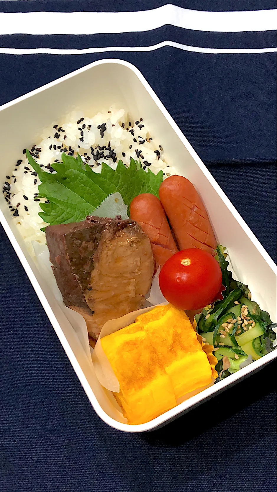 Snapdishの料理写真:ごま塩ご飯、ぶりてり、たまご焼き、ウインナー、きゅうりの甘酢漬け、ミニトマト|きらきらさん