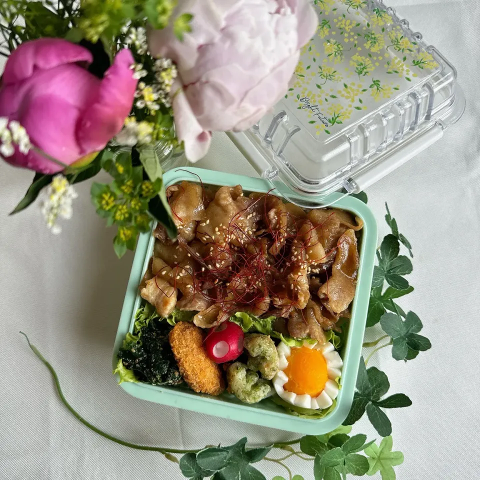 Snapdishの料理写真:5/21❤︎主人の豚の生姜焼き丼弁当🌱

＊豚の生姜焼き
＊半熟たまご
＊カレーコロッケ
＊ちくわの磯辺揚げ
＊ほうれん草の胡麻和え|Makinsさん