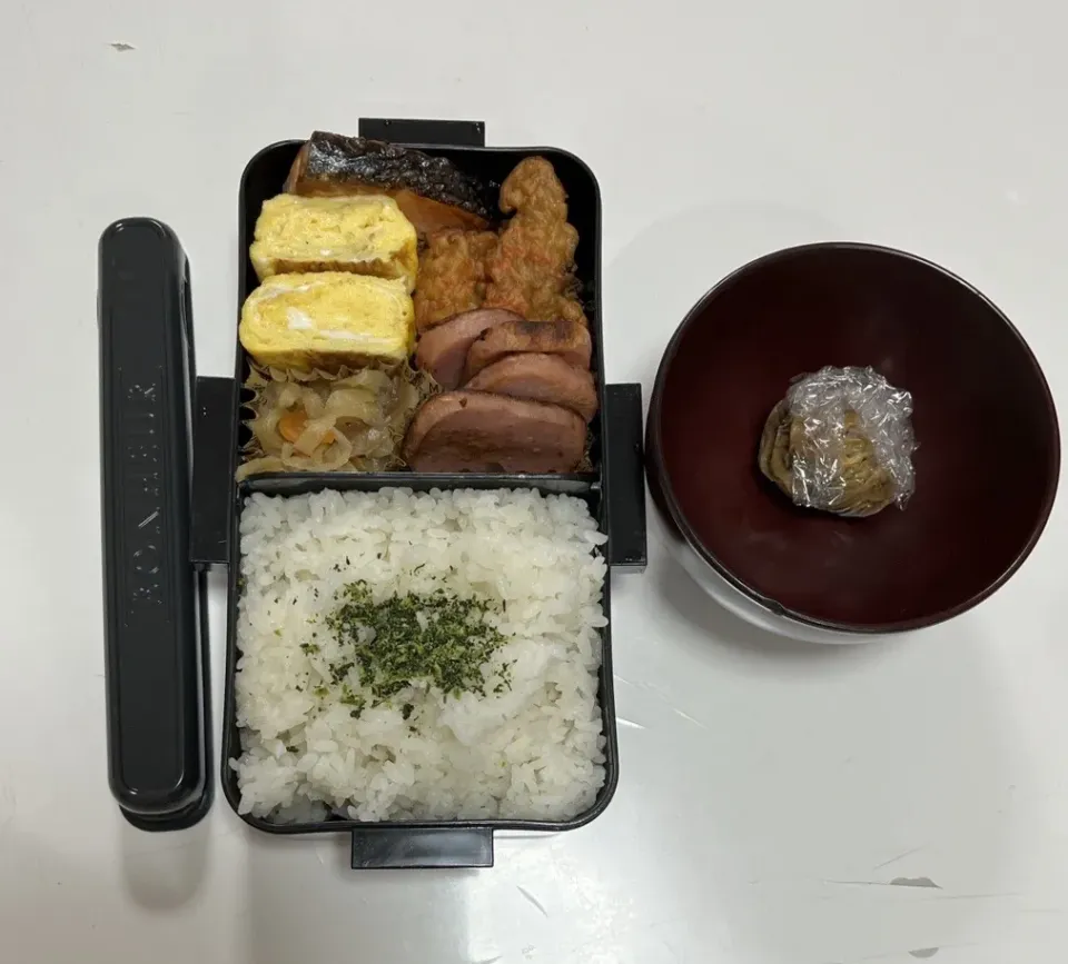 Snapdishの料理写真:パパ弁☆卵焼き☆鮭☆きんぴらごぼう天☆切り干し大根☆ハム☆みそ玉|Saharaさん