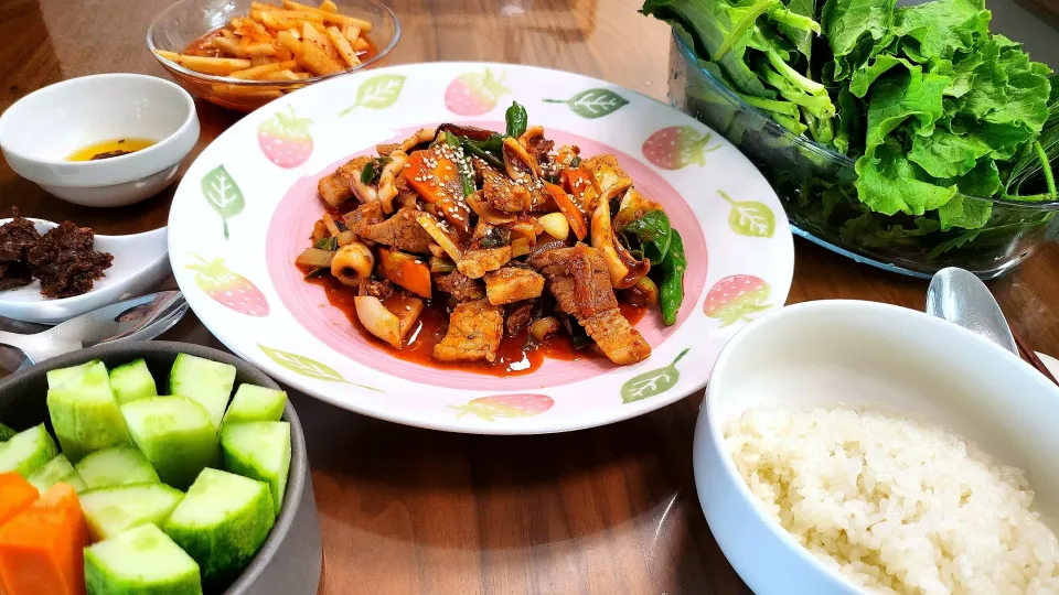 Nina's dish Stir-fried squid & pork
cucumber, kale, radish salad and rice|Ninaさん