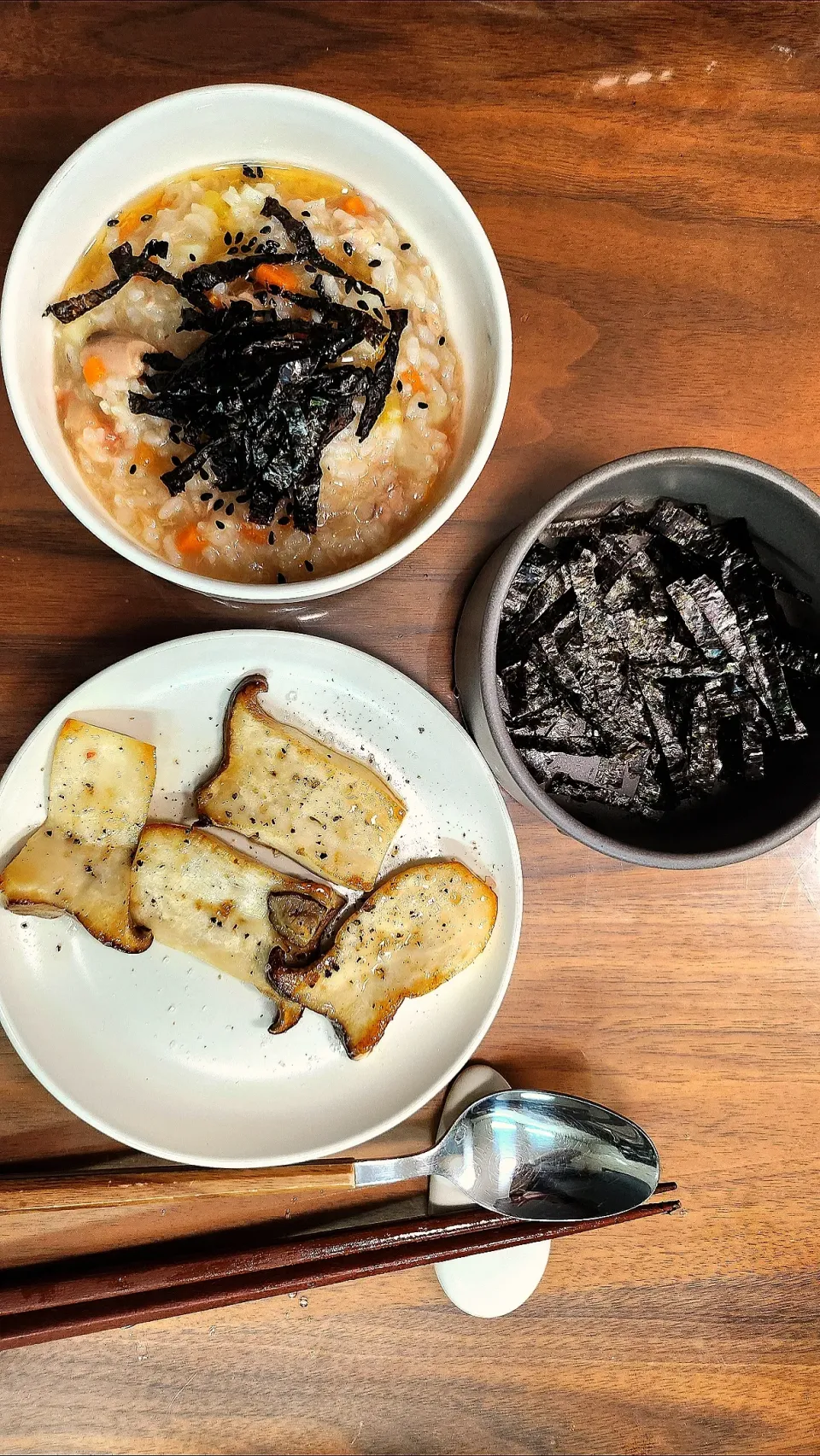 Snapdishの料理写真:Nina's dish Tuna vegetable porridge
Gim and grilled king oyster mushroom|Ninaさん