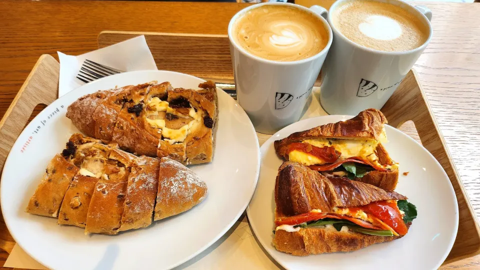 Monday brunch
chorizo egg croissant, fig creamcheese bread and cafe latte|Ninaさん