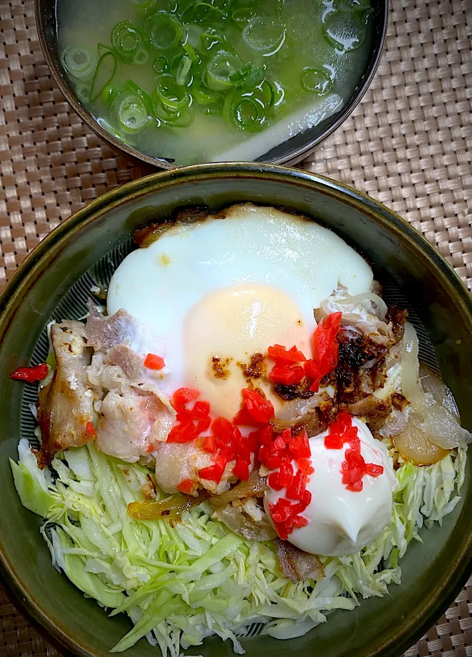 🐷豚の生姜焼きエッグ丼|すくらんぶるえっぐさん