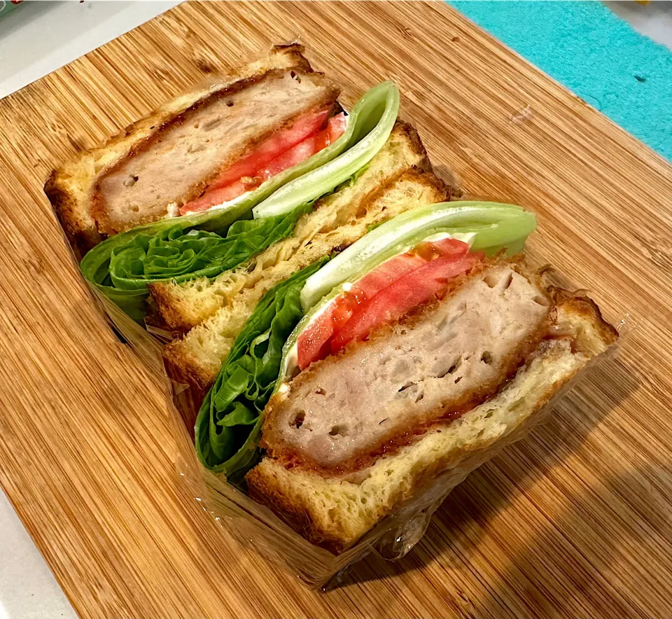 今朝の通勤サンド🥪　メンチカツサンド✨|BUBUさん