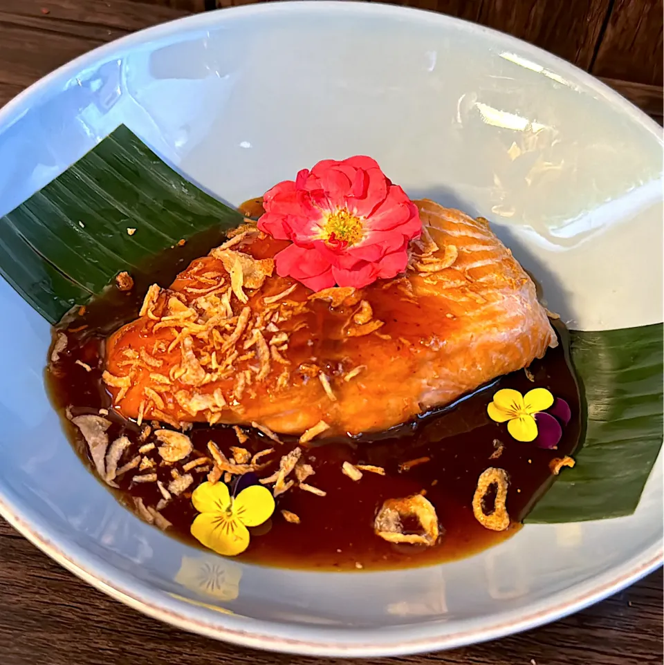 Snapdishの料理写真:Salmon Tamarind|Ratthee.Tantiwidchayawongさん