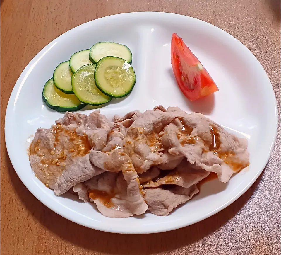 豚しゃぶ
ズッキーニ
トマト
ご飯🍚|ナナさん