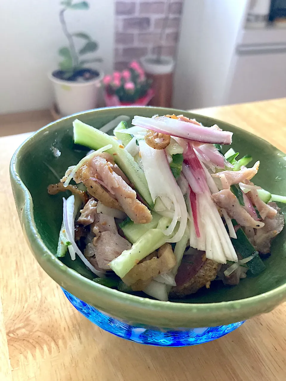 赤鶏の炭火焼きと赤らっきょうの塩糀パウダーポン酢マリネ|さくたえさん