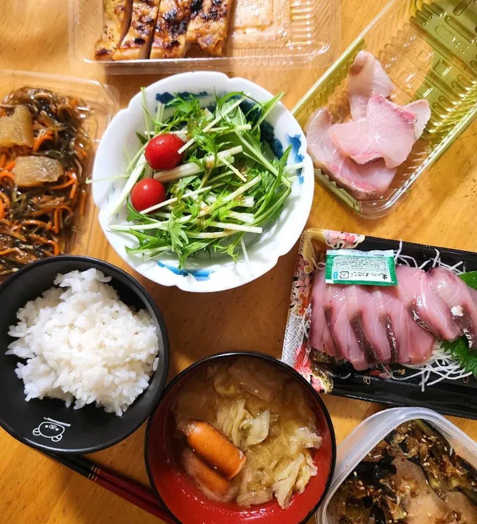 豚肉ときくらげとピーマンの中華炒め、松前漬け、なすの浅漬け、水菜のサラダ、刺し身|さきさん