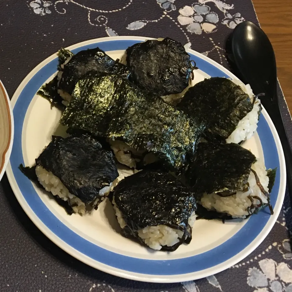 Snapdishの料理写真:好きなふりかけと塩昆布の(混ぜご飯)おにぎり|enarinさん