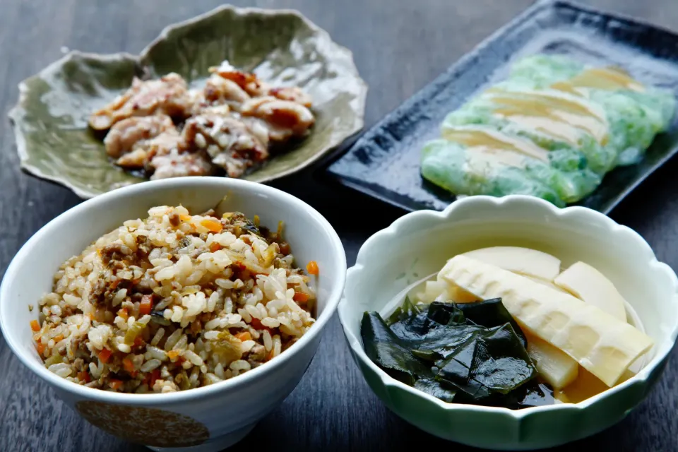 高菜の炊き込みご飯、若竹煮、せせりのネギ焼き、刺身蒟蒻|マユマユさん