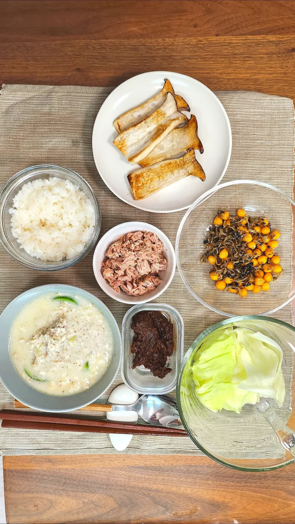 Nina's dish dinner
soft tofu stew 
grilled king oyster mushroom 
steamed cabbage & soybean paste 
canned tuna
stir-fried anchovies and chickpea 
|Ninaさん